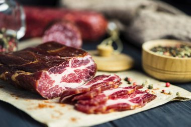 domuz eti boyun ahşap arka plan üzerinde kağıt üzerinde baharatlar ile kurutulmuş