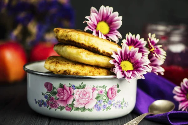 Fried Cheesecake Bowl Flowers Dark Wooden Background — Stock Photo, Image