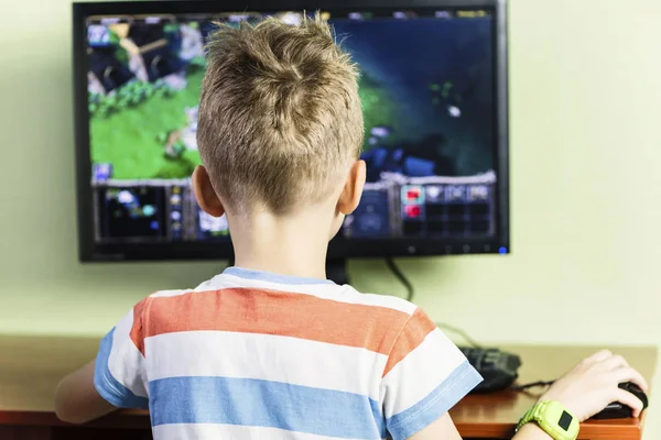 Menino Bonito Jogar Jogo Computador Atrás Monitor — Fotografia de Stock