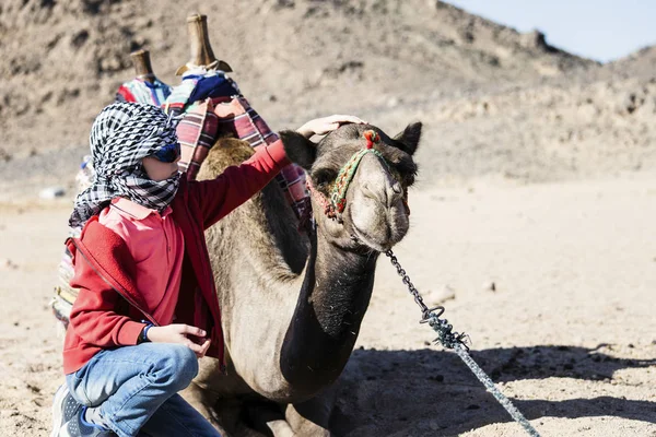 Leuke Jongen Reist Met Een Kameel Woestijn Afrika — Stockfoto