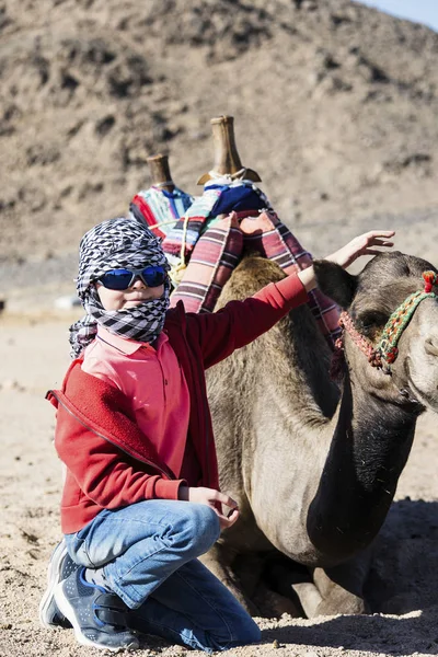 Leuke Jongen Reist Met Een Kameel Woestijn Afrika — Stockfoto