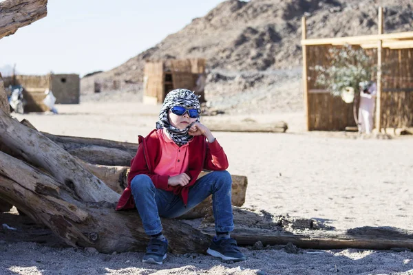 可爱的男孩在埃及的沙漠和山区旅行 — 图库照片