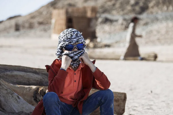 Χαριτωμένο Αγόρι Που Ταξιδεύει Στην Έρημο Και Στα Βουνά Της — Φωτογραφία Αρχείου