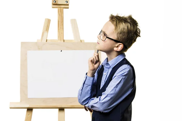 Carino Ragazzo Abito Scrive Foglio Pulito Uno Sfondo Bianco — Foto Stock