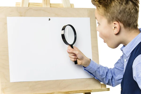 Funny Boy Magnifier Looks White Sheet Paper Easel Background — Stockfoto