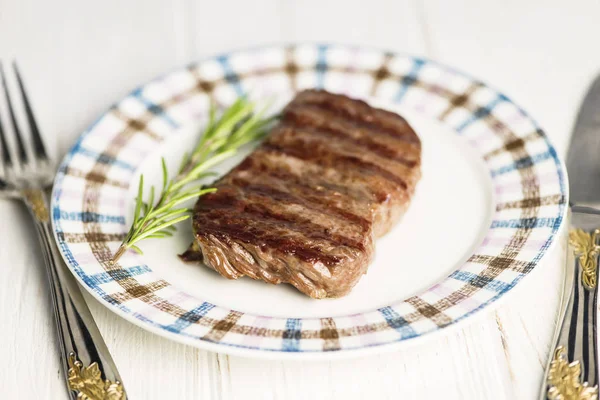 Medium Gegrilde Biefstuk Gegrild Een Plaat Met Mes Vork — Stockfoto