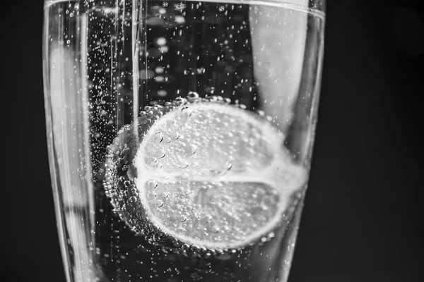 Лайм Склянці Водою Цибулинами Фон — стокове фото