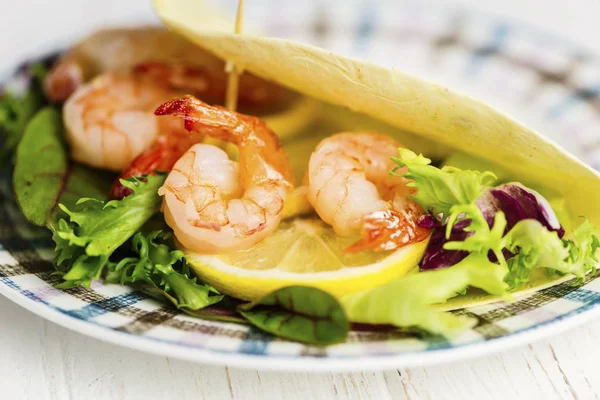 Mexican Tortilla Stuffed Shrimps Lemon Salad — Stock Photo, Image