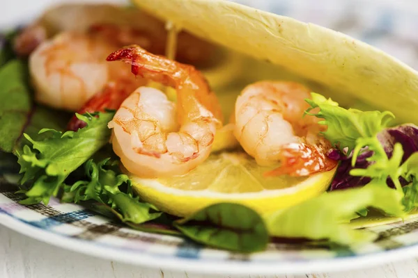 Mexican Tortilla Stuffed Shrimps Lemon Salad — Stock Photo, Image