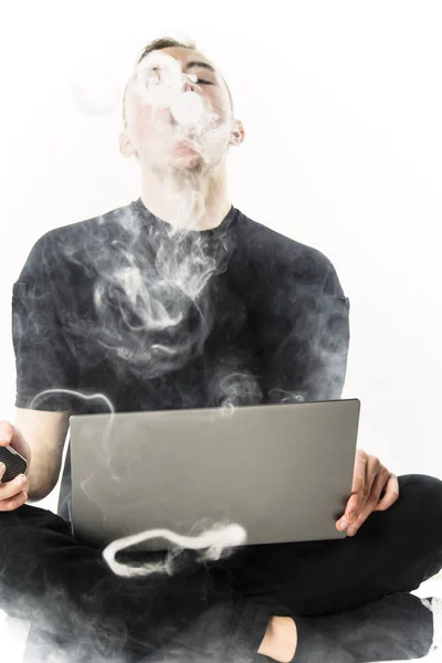 Homem Trabalhando Laptop Fumar Cigarro Eletrônico Fundo Branco — Fotografia de Stock