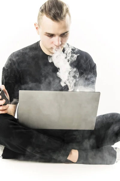 Homem Trabalhando Laptop Fumar Cigarro Eletrônico Fundo Branco — Fotografia de Stock