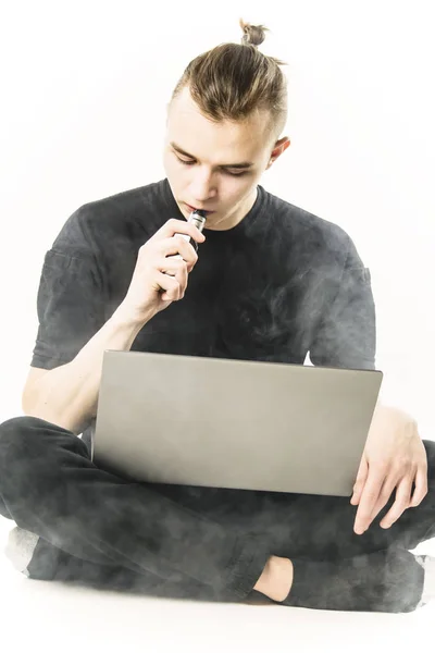 Hombre Que Trabaja Ordenador Portátil Fumar Cigarrillo Electrónico Sobre Fondo — Foto de Stock
