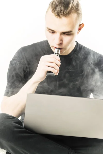 Hombre Que Trabaja Ordenador Portátil Fumar Cigarrillo Electrónico Sobre Fondo — Foto de Stock