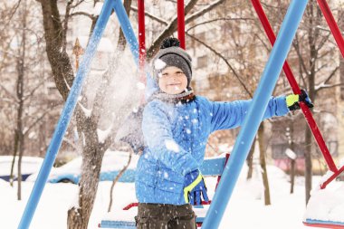 komik çocuk kışın kartopu oynarken