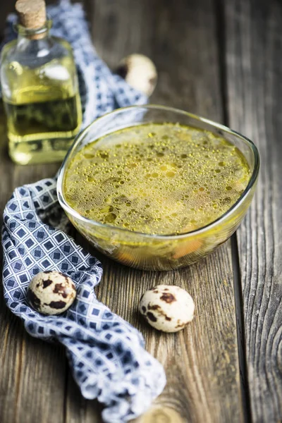 Gröna Ängssyra Soppa Med Kött Glasskiva Gammal Trä Bakgrund — Stockfoto