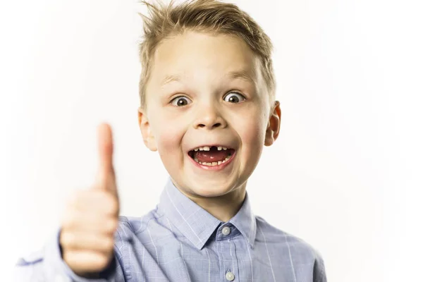 Felice Divertente Carino Ragazzo Senza Denti Davanti Mostrando Gesto Della — Foto Stock