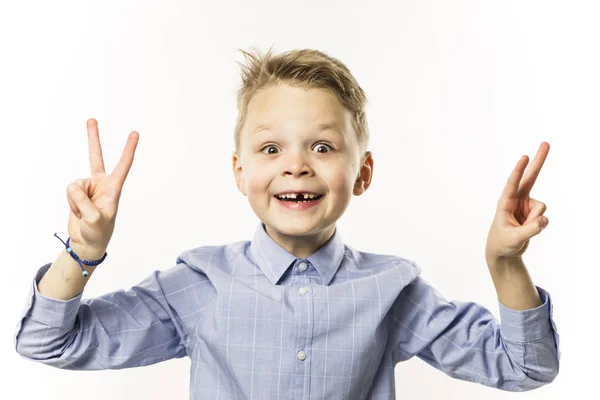 Felice Divertente Carino Ragazzo Senza Denti Davanti Mostrando Gesto Della — Foto Stock