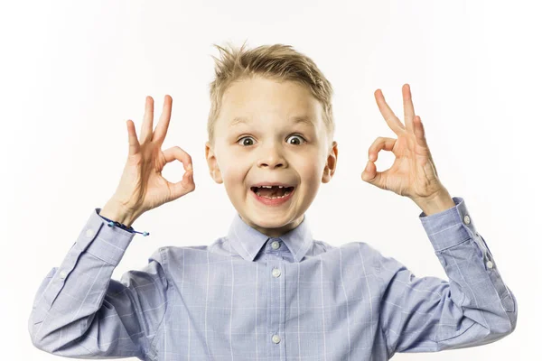 Felice Divertente Carino Ragazzo Senza Denti Davanti Mostrando Gesto Della — Foto Stock