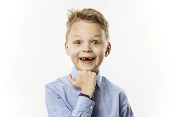 手ジェスチャーを示す前歯なく幸せな面白いかわいい少年 — ストック写真