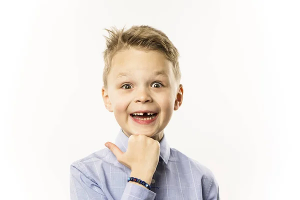 Ευτυχισμένος Αστείο Χαριτωμένο Αγόρι Χωρίς Μπροστινά Δόντια Δείχνουν Χειρονομία — Φωτογραφία Αρχείου