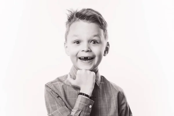 Ευτυχισμένος Αστείο Χαριτωμένο Αγόρι Χωρίς Μπροστινά Δόντια Δείχνουν Χειρονομία — Φωτογραφία Αρχείου