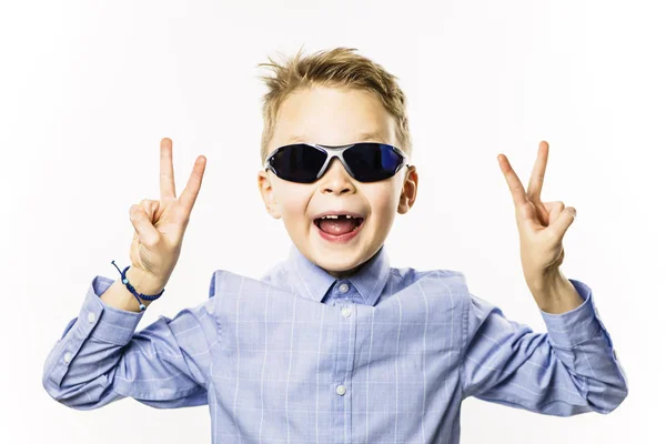 Niño Feliz Sin Diente Delantero Sonriendo Sobre Fondo Blanco —  Fotos de Stock