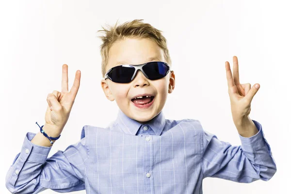 Niño Feliz Sin Diente Delantero Sonriendo Sobre Fondo Blanco —  Fotos de Stock