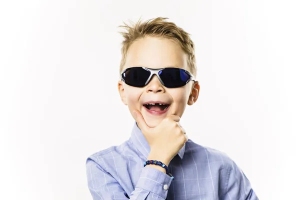 Ευτυχισμένο Αγόρι Χωρίς Ένα Μπροστινό Δόντι Χαμογελά Πάνω Από Λευκό — Φωτογραφία Αρχείου