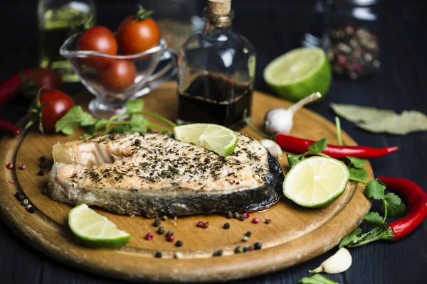 Salmone Pesce Rosso Cotto Con Spezie Limone Una Tavola Legno — Foto Stock