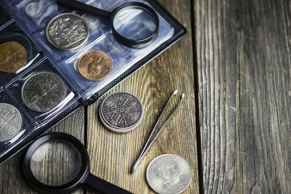 Vieille Pièce Monnaie Anglaise Numismatique Sur Vieux Fond Bois — Photo