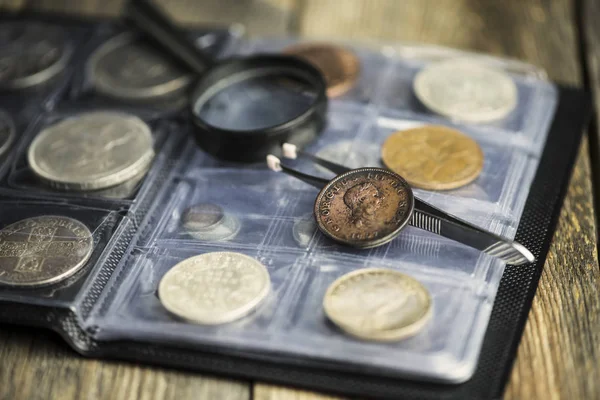 Vieille Pièce Monnaie Anglaise Numismatique Sur Vieux Fond Bois — Photo