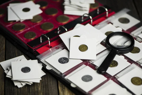Álbum Con Monedas Ucranianas Lupa Numismática Sobre Fondo Madera Viejo — Foto de Stock