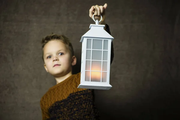 Милый Мальчик Держит Светящуюся Винтажную Лампу Темном Фоне — стоковое фото