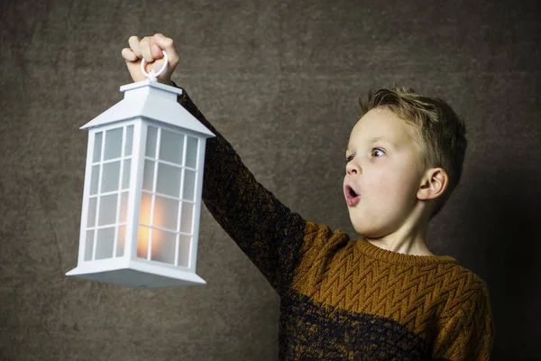 Carino Ragazzo Possesso Incandescente Vintage Lampada Uno Sfondo Scuro — Foto Stock