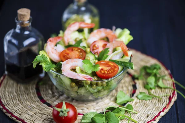 Frisches Gemüse Und Garnelensalat Mit Grünen Erbsen Einem Glasteller — Stockfoto