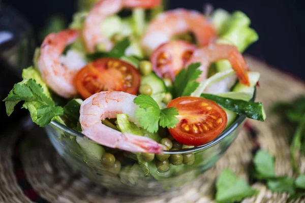 Färska Grönsaker Och Räkor Sallad Med Gröna Ärtor Glasplatta — Stockfoto