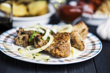 Ahşap arka plan üzerinde marine edilmiş soğan ile domuz eti Barbekü