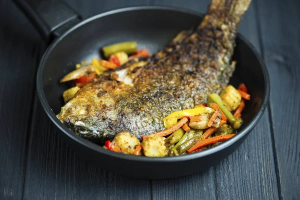 Carpa Pescado Frito Una Sartén Con Verduras Sobre Fondo Madera — Foto de Stock