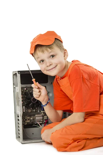 かわいい男の子の白い背景の上のコンピューター システム ユニットを修復 — ストック写真