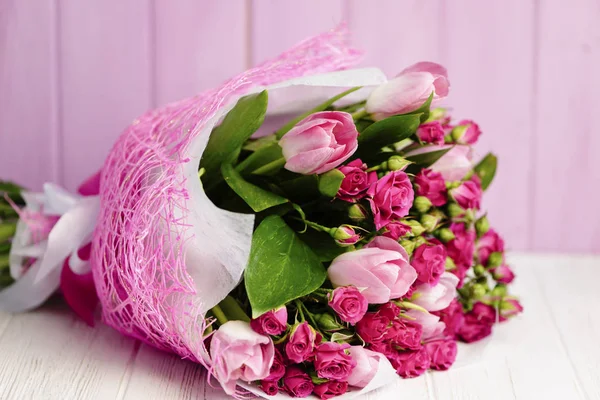 背景美丽的花束粉红色的野生玫瑰和粉红色的郁金香 — 图库照片