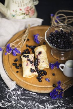 Cam vazo içinde tatlı krep böğürtlenli reçel ve berry ile reçel