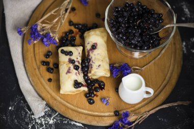 Cam vazo içinde tatlı krep böğürtlenli reçel ve berry ile reçel