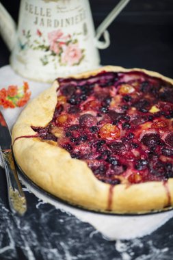 ev yapımı puf böreği pasta kiraz Erik, böğürtlen ve çilek ile