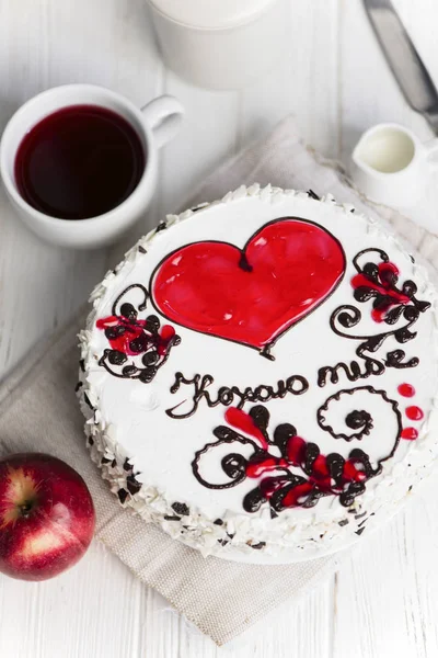 Köstliche Torte Mit Rotem Herz Und Muster Auf Hellem Hintergrund — Stockfoto