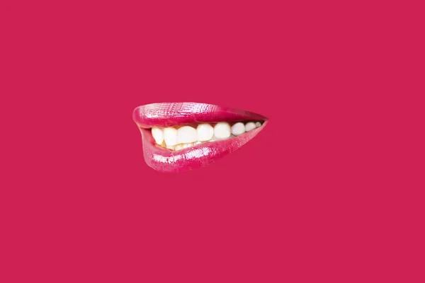 Красивые Женские Губы Улыбки Белые Зубы Крупным Планом Красном Фоне — стоковое фото