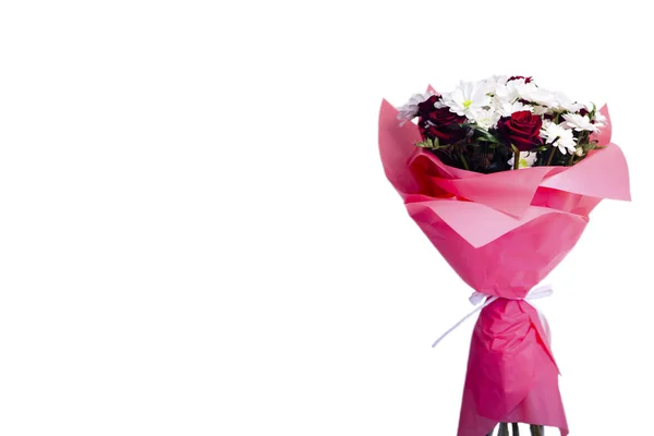 Schöner Strauß Von Gänseblümchen Und Roten Rosen Hintergrund — Stockfoto