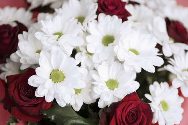 美丽的菊花和红玫瑰花束 — 图库照片