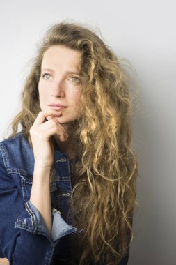 bir kot ceket şık güzel kıvırcık kız