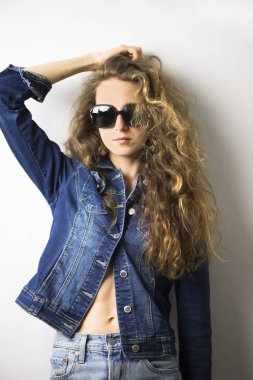 bir kot ceket şık güzel kıvırcık kız
