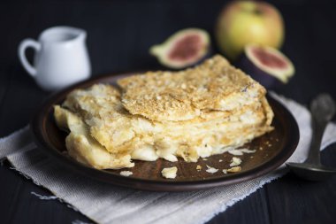 koyu ahşap arka plan üzerinde vanilyalı muhallebi ile lezzetli Napolyon kek parçası